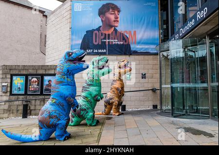 Dundee Rep, Dundee, Schottland, Großbritannien, 15. März 2022. Dundee Rep Young Company: Die Theatergruppe feiert die Weltpremiere ‘von „Optimismus“ mit Menschen in Dinosaurierkostümen als Teil der Show, die auf den persönlichen Erfahrungen der Mitglieder basiert, die aktuelle politische Themen und ihren Einfluss auf die psychische Gesundheit junger Menschen untersuchen und eine Botschaft der Hoffnung bietet Stockfoto