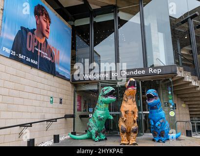 Dundee Rep, Dundee, Schottland, Großbritannien, 15. März 2022. Dundee Rep Young Company: Die Theatergruppe feiert die Weltpremiere ‘von „Optimismus“ mit Menschen in Dinosaurierkostümen als Teil der Show, die auf den persönlichen Erfahrungen der Mitglieder basiert, die aktuelle politische Themen und ihren Einfluss auf die psychische Gesundheit junger Menschen untersuchen und eine Botschaft der Hoffnung bietet Stockfoto