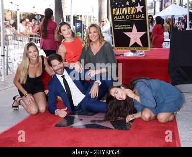 Harry Connick Jr. wird von Georgia Connick, Jill Connick, Charlotte Connick und Kate Connick bei seiner Hollywood Walk of Fame-Starzeremonie am 24. Oktober 2019 in Hollywood, CA, begleitet. Stockfoto