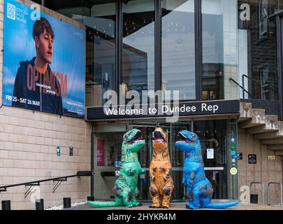 Dundee Rep, Dundee, Schottland, Großbritannien, 15. März 2022. Dundee Rep Young Company: Die Theatergruppe feiert die Weltpremiere ‘von „Optimismus“ mit Menschen in Dinosaurierkostümen als Teil der Show, die auf den persönlichen Erfahrungen der Mitglieder basiert, die aktuelle politische Themen und ihren Einfluss auf die psychische Gesundheit junger Menschen untersuchen und eine Botschaft der Hoffnung bietet Stockfoto