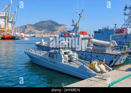 Schnellboot der italienischen Polizeibehörde für Steuerbetrug und Geldwäsche Finanzpolizei Guardia di Finanza im Hafen von Palermo, Palermo Stockfoto