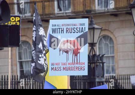 London, Großbritannien. 13.. März 2022. Auf einem Plakat steht: „Verbot des gesamten internationalen Handels mit Russland“. Demonstranten versammelten sich vor der Downing Street zur Unterstützung der Ukraine, während Russland seinen Angriff fortsetzt. Stockfoto