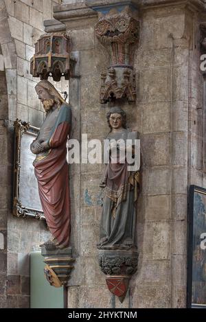 Farbige Skulpturen des Schmerzensmannes links und des heiligen Matthäus rechts, Sebalsduskirche, Nürnberg, Mittelfranken, Bayern Stockfoto