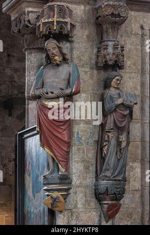 Farbige Skulpturen des Schmerzensmannes links und des heiligen Matthäus rechts, Sebalsduskirche, Nürnberg, Mittelfranken, Bayern Stockfoto