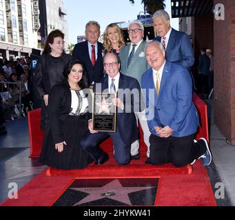 Zu Harry Friedman kommen Donelle Dadigan, Pat Sajak, Vanna White, Vin Di Bona, Alex Trebek, Und Rana Ghadban bei seiner Starzeremonie auf dem Hollywood Walk of Fame Stockfoto