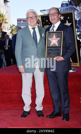 Harry Friedman wird von Vin di Bona bei seiner Hollywood Walk of Fame-Starzeremonie begleitet Stockfoto