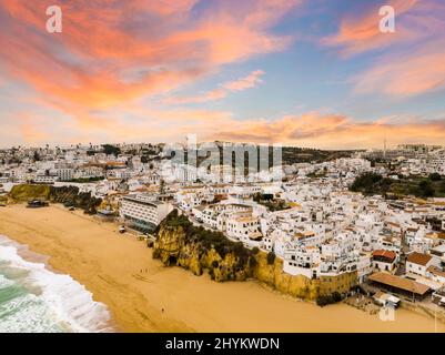 Luftaufnahme der weiß getünchten Architektur von Albufeira am Atlantischen Ozean bei Sonnenuntergang, Stadtbild, Algarve, Portugal Stockfoto