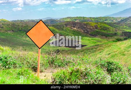 Ein leeres Straßenschild auf einem Hügel, leeres Straßenschild, leere Straßenschilder Stockfoto