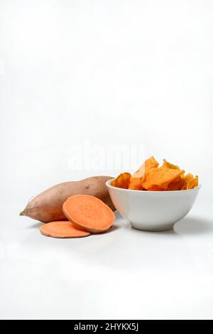 Süßkartoffel (Ipomoea batatas) und süße Chips in der Haut Stockfoto