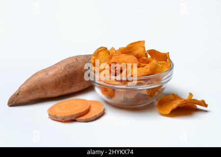 Süßkartoffel und süße Chips in der Haut Stockfoto