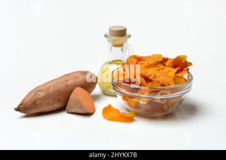 Süßkartoffel, süße Chips in der Haut und Pflanzenöl in der Flasche Stockfoto