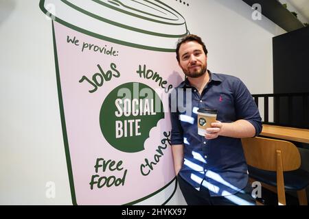 Josh Littlejohn bei der Eröffnung des ersten Coffeeshops von Social Bite in England am Strand im Zentrum von London. Das Café betreibt ein Pay-IT-Forward-System, in dem Lebensmittel, Getränke und Gutscheine für Bedürftige gekauft werden können, sowie Menschen aus der Obdachlosen-Gemeinschaft beschäftigt werden, um dort Vollzeit zu arbeiten. Bilddatum: Dienstag, 15. März 2022. Stockfoto