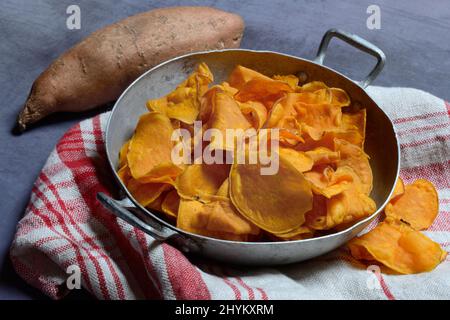 Süßkartoffel (Ipomoea batatas) und süße Chips in der Haut Stockfoto