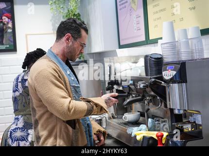 Matt Willis bei der Eröffnung des ersten Coffeeshops von Social Bite in England am Strand im Zentrum von London. Das Café betreibt ein Pay-IT-Forward-System, in dem Lebensmittel, Getränke und Gutscheine für Bedürftige gekauft werden können, sowie Menschen aus der Obdachlosen-Gemeinschaft beschäftigt werden, um dort Vollzeit zu arbeiten. Bilddatum: Dienstag, 15. März 2022. Stockfoto