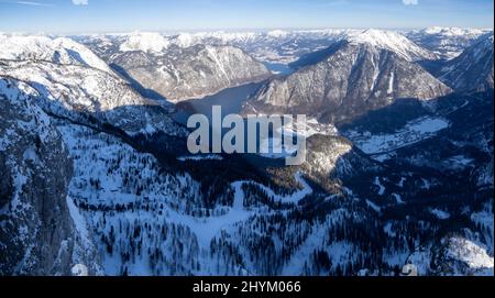 Hallstätter See und schneebedeckte Berggipfel, Blick vom Five Fingers Aussichtspunkt, Krippenstein, Salzkammergut, Oberösterreich, Österreich Stockfoto