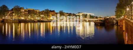 Panoramablick auf Amsterdam bei Nacht Stockfoto