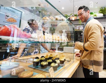 Matt Willis bei der Eröffnung des ersten Coffeeshops von Social Bite in England am Strand im Zentrum von London. Das Café betreibt ein Pay-IT-Forward-System, in dem Lebensmittel, Getränke und Gutscheine für Bedürftige gekauft werden können, sowie Menschen aus der Obdachlosen-Gemeinschaft beschäftigt werden, um dort Vollzeit zu arbeiten. Bilddatum: Dienstag, 15. März 2022. Stockfoto