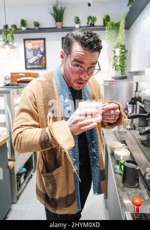 Matt Willis bei der Eröffnung des ersten Coffeeshops von Social Bite in England am Strand im Zentrum von London. Das Café betreibt ein Pay-IT-Forward-System, in dem Lebensmittel, Getränke und Gutscheine für Bedürftige gekauft werden können, sowie Menschen aus der Obdachlosen-Gemeinschaft beschäftigt werden, um dort Vollzeit zu arbeiten. Bilddatum: Dienstag, 15. März 2022. Stockfoto