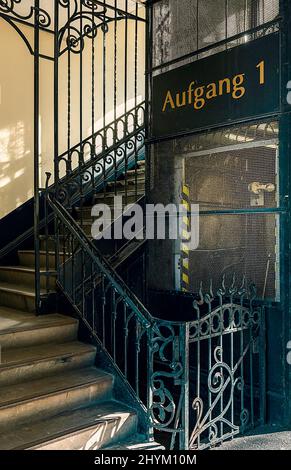 Kunstvolle Tür aus einem historischen Aufzug in einer alten Fabrik, Berlin, Deutschland Stockfoto