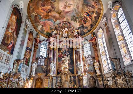 Hauptaltar mit Wandfresken und Deckenfresken, Pfarrkirche St. Pankratius, Wiggensbach, Allgäu, Bayern, Deutschland Stockfoto