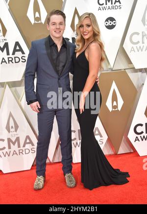 Travis Denning und Madison Montgomery kommen zu den jährlichen CMA Awards 53., die am 13. November 2019 in der Bridgestone Arena in Nashville, TN, abgehalten werden. Stockfoto