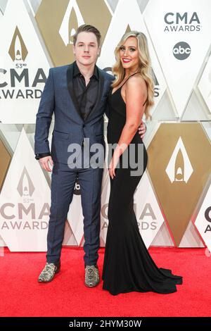 Travis Denning bei den Annual Country Music Association Awards 53., die von Carrie Underwood und Dolly Parton und Reba McEntyre am 13. November 2019 in der Bridgestone Arena in Nashville, TN, veranstaltet werden. Stockfoto