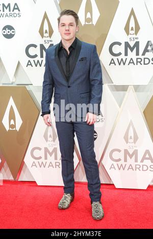 Travis Denning bei den Annual Country Music Association Awards 53., die von Carrie Underwood und Dolly Parton und Reba McEntyre am 13. November 2019 in der Bridgestone Arena in Nashville, TN, veranstaltet werden. Stockfoto