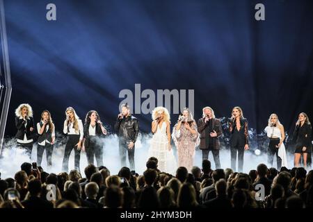 Jennifer Wayne, Naomi Cooke und Hannah Mulholland von Runaway June, Ashley McBryde, Jimi Westbrook, Kimberly Schlapman, Karen Fairchild, Phillip Sweet von Little Big Town, Carly Pearce, Madison Marlow und Taylor Dye von Maddie & Tae und Lindsay Ell bei den jährlichen Country Music Association Awards 53., die von Carrie Underwood und Dolly Parton und Reba McEntire veranstaltet und am 13. November 2019 in der Bridgestone Arena in Nashville, TN. Stockfoto