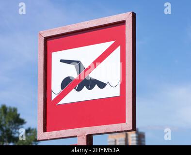 Verbots-Schild an sonnigen Sommertag schwimmen Stockfoto