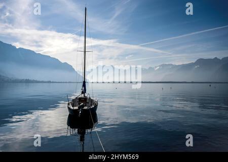 Segelschiff auf dem Genfer See, vor Anker, Montreux, Schweiz Stockfoto