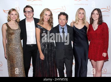 Schuyler Fox, Sam Fox, Tracy Pollan, Michael J. Fox, Aquinnah Fox & Esme Fox bei der Michael J. Fox Foundation Gala 2019 „A Funny Thing Happened on the Way to Cure Parkinson's“, die am 16. November 2019 im Hilton New York City, USA, stattfand. Stockfoto