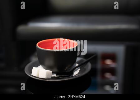 Teepaar und Teekannen auf einem schwarzen Glastisch. Nahaufnahme. Stockfoto