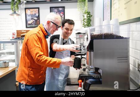 Chris Evans bei der Eröffnung des ersten Coffeeshops von Social Bite in England am Strand im Zentrum von London. Das Café betreibt ein Pay-IT-Forward-System, in dem Lebensmittel, Getränke und Gutscheine für Bedürftige gekauft werden können, sowie Menschen aus der Obdachlosen-Gemeinschaft beschäftigt werden, um dort Vollzeit zu arbeiten. Bilddatum: Dienstag, 15. März 2022. Stockfoto