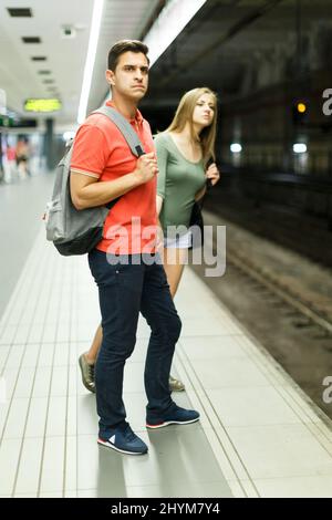 Paar steht auf Plattform- und wartenden Zug in der U-Bahn. Stockfoto