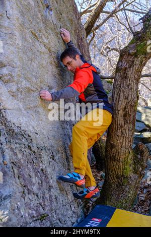 Bouldern für Kletterer in Chironico, Kanton Tessin, Schweiz Stockfoto