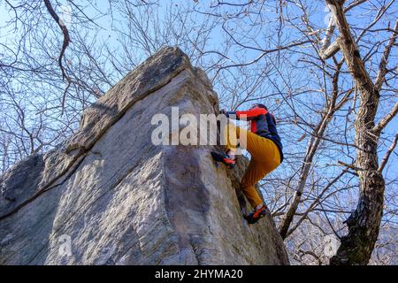 Bouldern für Kletterer in Chironico, Kanton Tessin, Schweiz Stockfoto