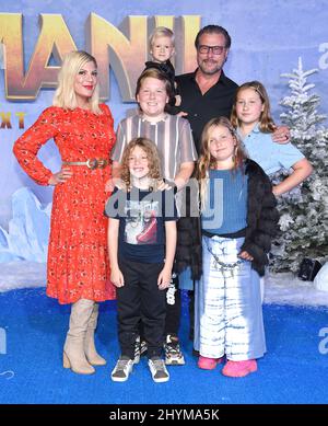 Tori Spelling, Liam McDermott, Beau McDermott, Dean McDermott, Finn McDermott, Stella McDermott und Hattie McDermott bei der Weltpremiere von „Jumanji: The Next Level“, die am 9. Dezember 2019 im TCL Chinese Theatre in Hollywood, CA, stattfand. Stockfoto