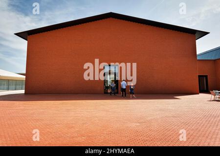 Besucher vor dem Gebäude aus roten Ziegeln in Form eines Lagerhauses, moderne Architektur, Architekt Herzog & de Meuron, Schaudepot, Vitra Stockfoto