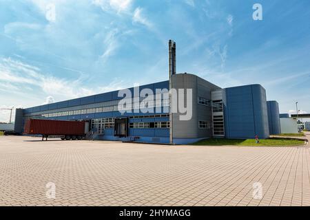 Blaue Produktionshalle, moderne Architektur, Architekt Nichola Grimshaw, Vitra Design Museum, Vitra Campus, Weil am Rhein, Baden-Württemberg, Deutschland Stockfoto