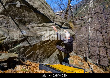 Bouldern für Kletterer in Chironico, Kanton Tessin, Schweiz Stockfoto