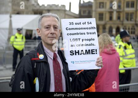 Peter Tatchell - LGBT- und Menschenrechtskämpfer - vor der Westminster Abbey, als Politiker und Lizenzgebühren zum Commonwealth Day Service eintreffen, Marc Stockfoto