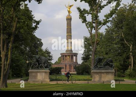 Skulpturen Altgermanische Bisons- und Renaissance-Wildschweinjagd, Fasanerieallee, Tiergarten, Mitte, Berlin, Deutschland Stockfoto