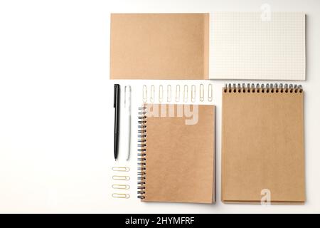 Verschiedene Schreibwaren für Büro oder Studie auf weißem Hintergrund Stockfoto
