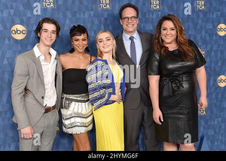 Daniel DiMaggio, Carly Hughes, Meg Donnelly, Diedrich Bader und Katy Mixon beim ABC Winter TCA 2020 Arrivals Carpet im Langham Huntington Hotel Stockfoto