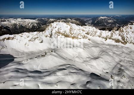 Zugspitze, Gipfel und Skigebiet im Winter, Luftaufnahme, 09.02.2022, Deutschland, Bayern Stockfoto