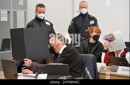 15. März 2022, Sachsen, Dresden: Justizbeamte, Anwälte und zwei Angeklagte (vorne und hinten r) warten im Gerichtssaal des Landgerichts Dresden, während der Prozess gegen einen Juwelenüberzug im Grünen Gewölbe des Dresdner Residenzpalastes fortgesetzt wird. Der spektakuläre Putsch im November 2019 sorgte für internationale Schlagzeilen. 21 Schmuckstücke mit insgesamt 4300 Diamanten und Diamanten im Gesamtwert von mehr als 113 Millionen Euro wurden aus dem Treasury Museum im Residenzpalast gestohlen. Zudem sollen die Täter Sachschäden in Höhe von mehr als einer Mio. hinterlassen haben Stockfoto