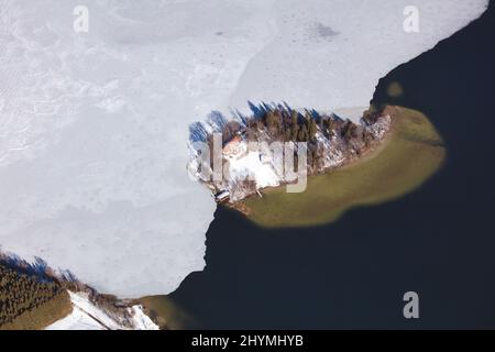 Woerth Insel in Schliersee im Winter, teilweise gefroren, Luftaufnahme, 09.02.2022, Deutschland, Bayern, Oberbayern, Oberbayern Stockfoto