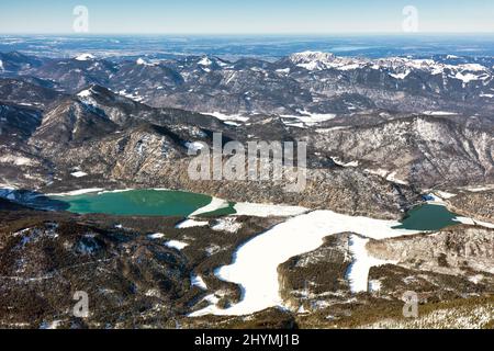 Sylvenstein Talsperre im Winter, teilweise gefroren. Oben Mitte Starnberger See, links davon Ammersee, Luftaufnahme, 09.02.2022, Deutschland, Bayern Stockfoto