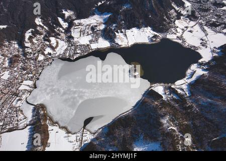 schliersee mit Woerth-Insel im Winter, teilweise gefroren, Luftaufnahme, 09.02.2022, Deutschland, Bayern, Oberbayern, Oberbayern, Schliersee Stockfoto