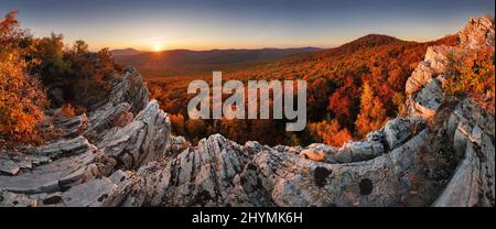 Tolle Aussicht auf den Berg Tribec. Wanderung durch Studeny hrad zum Gymes Schloss vom Dorf Jelenec in der Slowakei. Atemberaubende grüne Umgebung, frische g Stockfoto